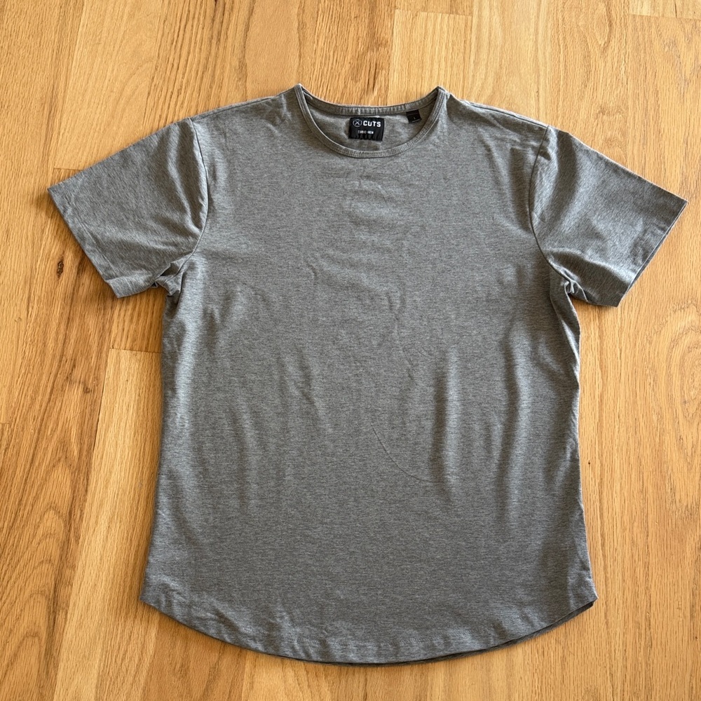 CUTS brand men’s curved- hem heather gray tee shirt. Size Large